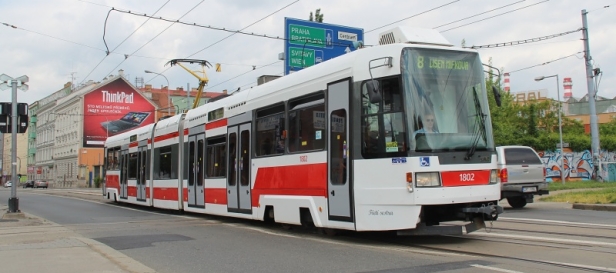 Pózování vozu RT6N1 ev.č.1802 na křížení s železniční vlečkou u říčky Svitavy v Křenové ulici. | 17.5.2015