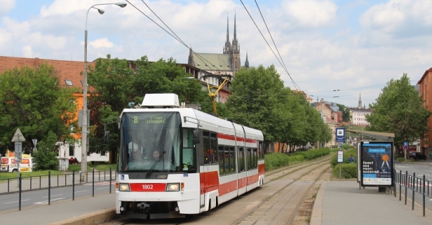 Vůz RT6N1 ev.č.1802 pózuje v zastávce Křídlovická se siluetou katedrály svatých Petra a Pavla na Petrově.  | 17.5.2015