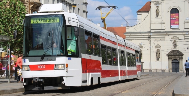 Vůz RT6N1 ev.č.1802 v zastávce Česká s pozadím kostela svatého Tomáše. | 17.5.2015