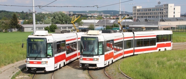 Pózování vozů RT6N1 ev.č.1802 a 1803 vedle sebe ve smyčce Technologický park. | 17.5.2015