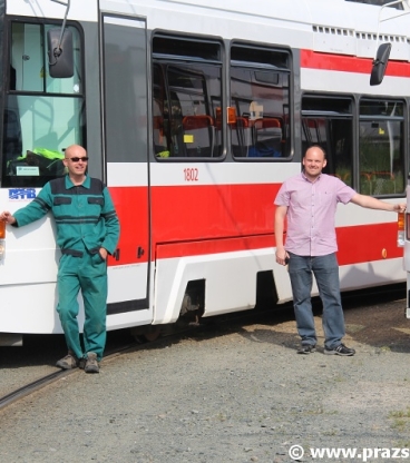 Před vozy RT6N1 stojí dvojice tehdejších pracovníků Dopravního podniku města Brna, kteří se zasloužili o to, že vozy dostaly ještě jednu šanci na to vozit cestující. Pánové Jan Petrás a Jakub Pavelka. Takže pánové, ještě jednou DĚKUJEME. | 17.5.2015