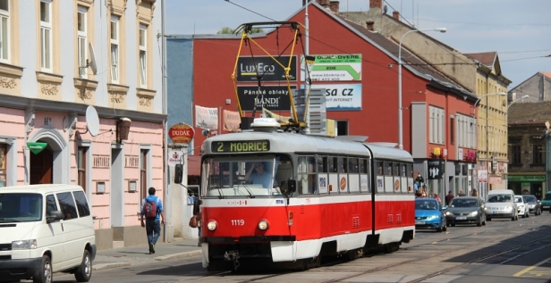 Od zastávky Václavská jede stejnojmennou ulicí do Modřic vůz K2P ev.č.119 vypravený na linku 2.  | 18.5.2015