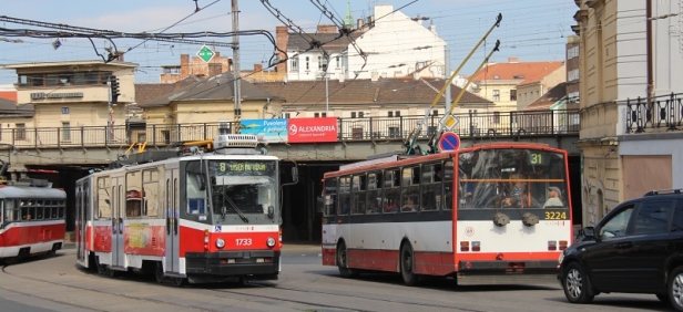 Zdánlivě bezproblémová fotografie zobrazuje poslední postavení vozů KT8D5N ev.č.1733 a trolejbusu Škoda 14TrR ev.č.3224 po střetu jejich sběračů. Takovouto akcí se s námi rozloučilo Brno. | 18.5.2015