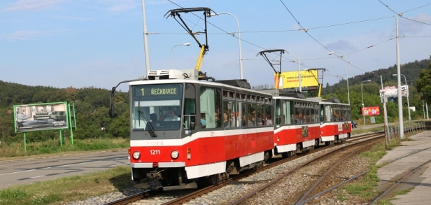 Cílem naší letní výpravy do Brna byla další z brněnských provozních kuriozit. Na páteřní linku 1 byla po dobu letních prázdnin roku 2019 ve zkušebním provozu nasazována trojice vozů T6A5. Snímek trojici #1211+#1212+#1208 zachycuje u vjezdové koleje do smyčky Vozovna Komín. | 22.8.2019