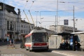 Ještě fotografie zadního čela trolejbusu Škoda 21 Tr #3025 v obratišti Hlavní nádraží. Označník zastávky překvapivě zavěšený na příčném drátu je však standardem spíše ve východnějších zemích. | 1. 10. 2024