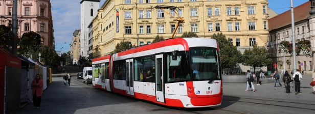 Pěší zónou na náměstí Svobody se před naším objektivem mihl také &bdquo;Drak&rdquo;, tedy vůz EVO 2 #1843 vypravený na linku 4. | 1. 10. 2024
