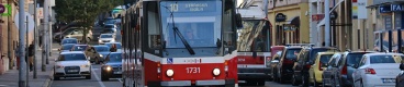 Vůz KT8D5N #1731 z roku 1998 vypravený na linku 10 zachycený na konci ulice Veveří nám bez designového čelního plastového krytu odhaluje podobu skládacího spřáhla. | 1. 10. 2024