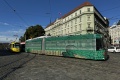 Souprava vozů EVO2 #1823+#1829 zachycená v čtyřkolejném úseku u Hlavního nádraží na lince 1. Vůz #1823 byl až do září opatřen polepem grafiky dračí kůže v zelené barvě. Vozy EVO2 mají v Brně obecnou přezdívku &bdquo;Drak&rdquo;. | 1. 10. 2024