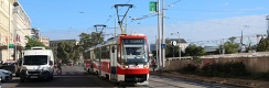 Souprava vozů T3R #1665+#1666 zachycená na lince 2 v Benešově ulici u Hlavního nádraží. Vozy byly vyrobeny společností ČKD v roce 1996 s byly opatřeny poloautomatickými spřáhly. Při velké prohlídce v roce 2015 bylo poloautomatické spřáhlo nahrazeno standardním spřáhlem s propojkou vzor VarioLF. | 1. 10. 2024