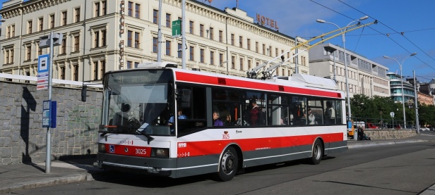 V obratišti Hlavní nádraží zachycen na lince 31 trolejbus Škoda 21 Tr #3025 vyrobený v roce 2000. Vůz byl odstaven z provozu v prosinci 2024. | 1. 10. 2024
