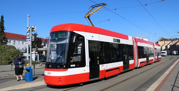 Vůz Škoda 45T ForCity Smart #1761 vypravený na linku 8 stanicuje v zastávce Životského. | 1. 10. 2024