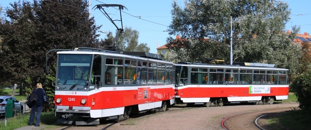 Souprava ex pražských vozů T6A5 #8725+#8724 již po brněnskými čísly #1245+#1246 zachycená ve smyčce Stará Osada. | 1. 10. 2024