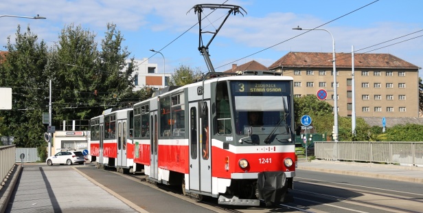 Souprava vozů T6A5 #1241+#1242 vypravená na linku 3 překonává řeku Svitavu přes Zábrdovický most. Vozy byly v Praze provozovány pod #8710+#8709. | 1. 10. 2024