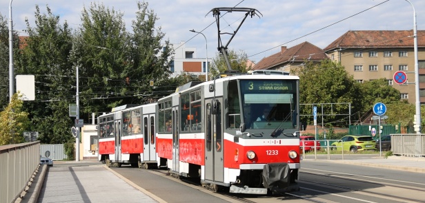Souprava vozů T6A5 #1233+#1234 vypravená na linku 3 překonává řeku Svitavu přes Zábrdovický most při jízdě na Starou Osadu. Do roku 2020 však vozy pod #8696+#8659 překonávaly maximálně pražskou Vltavu. | 1. 10. 2024