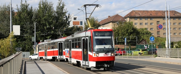 Souprava vozů T3R #1665+#1666 zachycená na lince 2 u Hlavního nádraží. Vozy byly vyrobeny společností ČKD v roce 1996 s byly opatřeny poloautomatickými spřáhly. Při velké prohlídce v roce 2015 bylo poloautomatické spřáhlo nahrazeno standardním spřáhlem s propojkou vzor VarioLF. | 1. 10. 2024