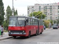 Obratiště Örs vezér tere, v němž jsou ukončeny trolejbusové linky 80, 81 a 82 s trolejbusem Ikarus 280T ev.č.274 z roku 1989. | 12.7.2012
