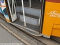 U krajních schodů vedoucích do vozů T5C5 jistě zaujme rozšířený stupínek, přesahující z interiéru. | 12.7.2012
