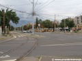 Zatímco v zastávce Hidegkuti Nándor Stadion stanicují trojice vozů T5C5, v levé části snímku souběžně s hlavní tratí vede manipulační trať do vozovny Hungaria, jenž byla přestavěna pro nízkopodlažní tramvaje Combino od Siemensu. | 13.7.2012