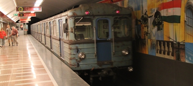 Souprava vozů Ev3 opouští stanici Keleti pályaudvar na červené lince M2. | 12.7.2012