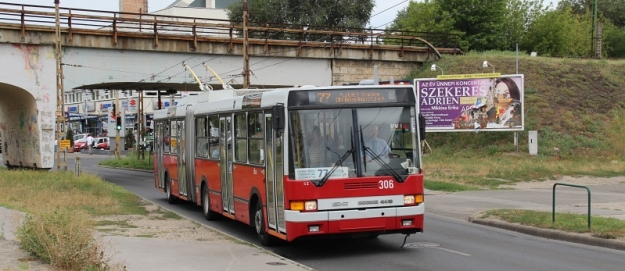 U zastávky Hungária körút na lince 77 zachycený částečně nízkopodlažní trolejbus Ikarus 435.81T (Ikarus 435T) ev.č.306 z roku 1995. | 13.7.2012
