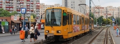 V zastávce Vásárcsarnok odbavuje cestující vůz Duewag TW6000 ev.č.1519 vypravený na linku 69, dodaný v roce 1977 pod ev.č.6095 do Hannoveru. Do Budapešti byl odprodán v roce 2001. | 24.6.2014