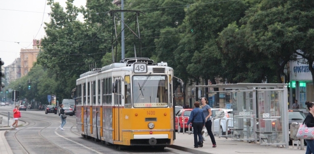 Vůz Ganz CSMG2 ev.č.1400 vypravený na linku 49 odbavuje cestující v zastávce Móricz Zsigmond körtér. | 25.6.2014