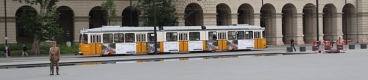 Vůz Ganz KCSV7 ev.č.1362 na lince 2 s čestnou vojenskou stráží před maďarským parlamentem. | 25.6.2014