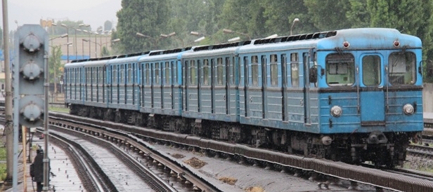 Souprava vozů Ev3 s čelním vozem ev.č.285 opustila koncovou stanici Kőbánya-Kispest a míří na linku M3. | 25.6.2014