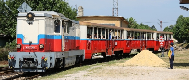 OSobní vlak dětské železnice vedený lokomotivou Mk 45-2003 vjíždí do stanice Széchenyi-hegy. | 28.6.2017