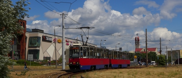 Souprava Konstalů 805Na #302+303 projíždí smyčkou Rondo Kujawskie. | 22.6.2018