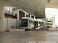 Po průchodu vstupní halou dojdeme skutečně ke konečné stanici tramvaje Metrocagliari a v dálce vidíme vyčkávat na odjezd vůz ev.č. CA 02. | 26.7.2010