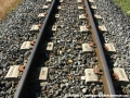 Detailní snímek kolejového svršku v provedení typickém pro většinu jednokolejných úseků tratí Metrocagliari, zřejmě pamatujícím železniční provoz. | 27.7.2010