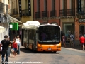 Na lince č. 10 vedené centrem města ulicí Via Garibaldi byl vyfotografován menší typ autobusu, jezdící pouze na této lince, konkrétně vůz č. 203. O původu a typu tohoto vozidla nevím absolutně nic, logo napovídá že byl vyroben v koncernu Irisbus, vozem jsem nejel. | 26.7.2010