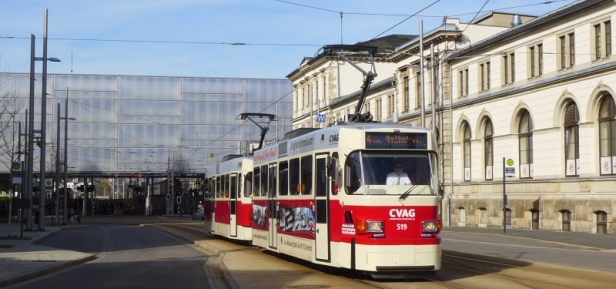 Souprava vozů T3D #519+509 v retro nátěru odjíždí od hlavního nádraží. | 31.3.2017