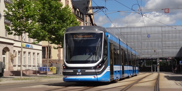 Škoda 35T ForCity Classic #915 opustila hlavní nádraží. Linka 3 doplňuje příměstské linky C13 – C15 na nové trati do Technoparku. | 8.8.2021