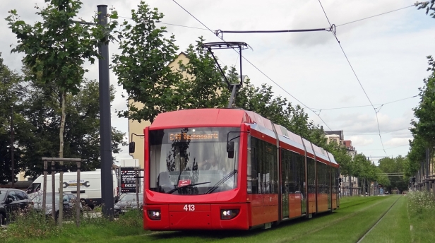 Kvůli výluce byla netradičně do smyčky Technopark prodloužena linka C11, zde s vozem Variobahn #413. | 9.8.2021