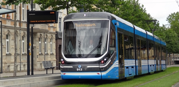 Škoda 35T ForCity Classic #913 v zastávce Stadlerplatz jako linka 3 využívá novou tramvajovou trať do Technoparku. | 9.8.2021
