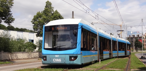 Variobahn #907 na lince 5 opouští dočasně jednokolejný úsek. | 10.8.2021