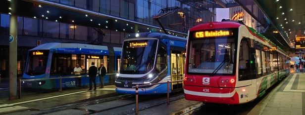 U nástupišť centrální zastávky v centru Chemnitz se za pozdního večera setkaly vozy Citylink #436 na lince C15, Škoda 35T ForCity Classic na lince 3 a Variobahn #910 na lince 1. Zatímco cestující přestupují, řidiči sdílí postřehy z provozu. | 7.8.2021