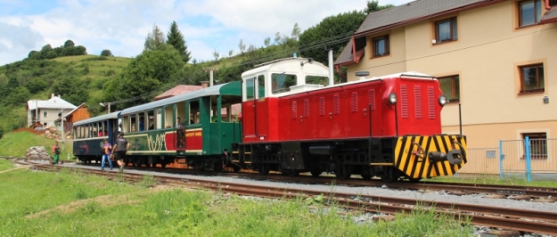 Souprava vedená motorovou lokomotivou TU45.001, která, po odpojení jednoho vozu v Čiernem Balogu, přijela až z Chvatimechu. I zpět do Čierneho Balogu pojede ve stejném postavení. Lokomotiva bude totiž soupravu zpět sunout, ale strojvedoucí s dálkovým ovládáním bude v čele soupravy, stojící na plošině otevřeného osobního vozu. | 18.7.2012