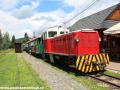 U nástupiště v Čiernem Balogu je již připravený vlak vedený motorovou lokomotivou TU45.001 do Dobroče. Jak jistě vidíte, Čiernohronská železnice mění firemní barvy. Zelenou střídá červená. A podle našeho názoru lokomotivě sluší!  | 18.7.2012