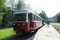 Někdejší řídící vůz 911.902-5 Trenčianské elektrické železnice v čele vlaku jako řídící vůz R24.002 ve stanici Vydrovo – Korytárske. | 7.8.2020