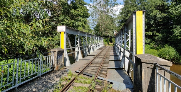 Most převádějící úzkorozchodné koleje Čiernohronské železnice přes řeku Hron u stanice Chvatimech. | 15.7.2021