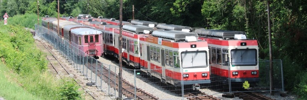 Na nově vybudované oplocené odstavné ploše v Hronci jsou odstaveny nejen elektrické vozy, ale také nevyužívané osobní vozy a řídící vůz R21.007 upravený z motorového vozu M21.007. | 15.7.2021