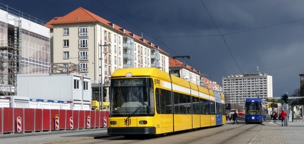 Sedmičlánkový vůz Bombardier NGT8DD ev.č.2706 vyrobený v roce 2001 zachycený u zastávky Altmarkt. | 4.4.2015