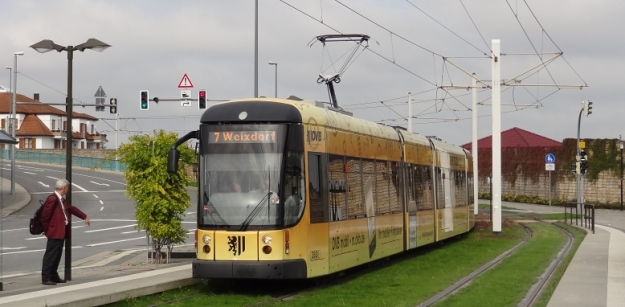 Vůz Bombardier NGTD12DD ev.č. 2831 přijíždí do zastávky Gompitzer Höhe. | 26.9.2015