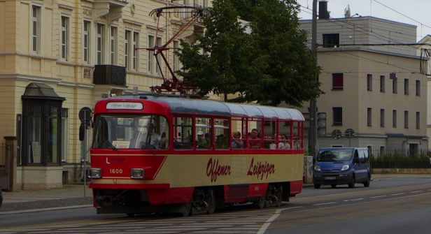 Zřejmě největší zajímavostí celých oslav byl vyhlídkový vůz T4 #1600, který byl k této příležitosti zapůjčen z Lipska. Zde přijíždí k zastávce Bahnhof Neustadt. | 3.6.2017