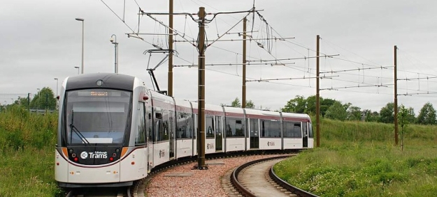 Z centra se na chvilku přesuneme i na „rychlodráhu“ z města na letiště. Ty uvozovky jsou tu kvůli tomu, že tu tramvaje sice jezdí rychlostí 70 km/h, ale třeba do tohoto oblouku musí jet max. 10 km/h. Jedna z mála věcí, které se mi tu moc nelíbí. | 13.-15.6.2014