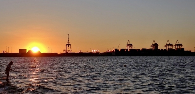 Zapadající slunce nad přístavem Gdańsk. | 18.7.2014