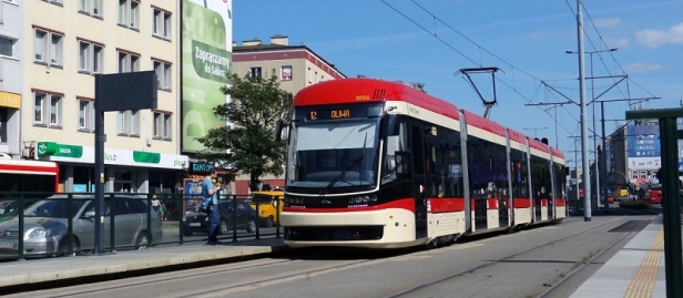 Vůz Pesa Jazz ev.č. 1055 v zastávce Jaśkowa Dolina. | 16.7.2015